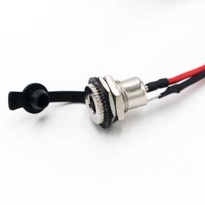 Vodonepronicaemyj DC raz‘em 5.5x2.5mm s provodom...